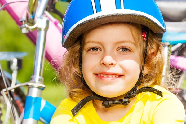 Jonge klein meisje en fietsen — Stockfoto
