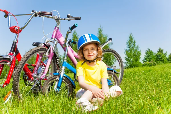 Liten flicka med cyklar — Stockfoto