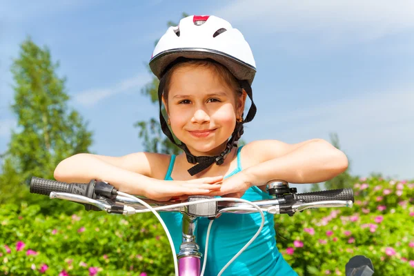Χαριτωμένο κοριτσάκι με ποδήλατο. — Φωτογραφία Αρχείου