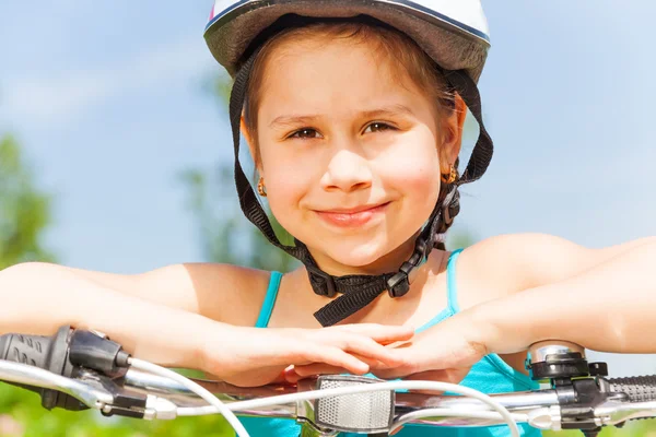 Cute dziewczynka opiera się na rowerze — Zdjęcie stockowe