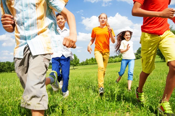 Corriendo niños juntos afuera —  Fotos de Stock