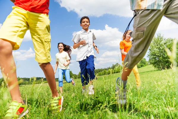 Corriendo niños juntos jugando afuera —  Fotos de Stock