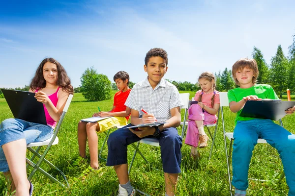 Freunde zeichnen mit Klemmbrettern — Stockfoto