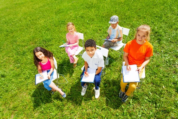 Kids drawing on clipboards — Stock Photo, Image