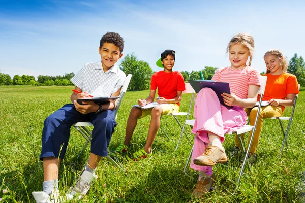 Lustige Kinder halten Skizzenbretter in der Hand — Stockfoto