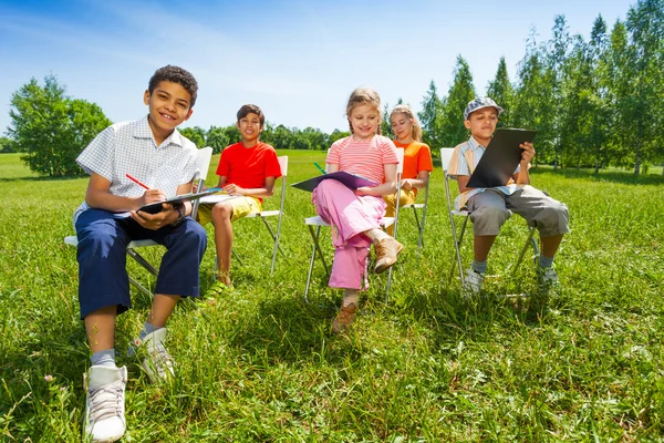 Les enfants tiennent des esquisses — Photo