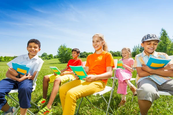 Happy kids hold exercise books — Stock Photo, Image