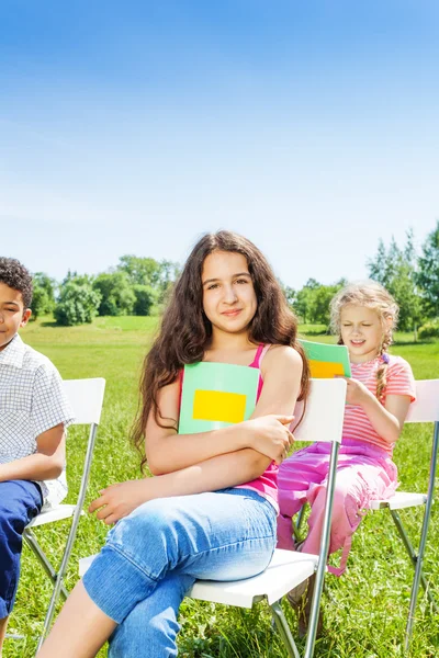 Tre barn hålla bärbara datorer — Stockfoto