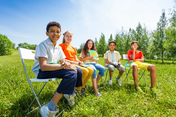 Cinque compagni tengono quaderni — Foto Stock