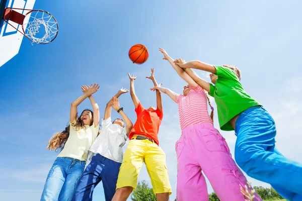 Crianças jogando basquete — Fotografia de Stock