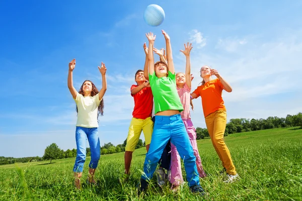 Happy kids catching ball — Stock Photo, Image