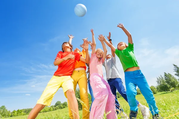 Glückliche Kinder, die spielen und Ball fangen — Stockfoto