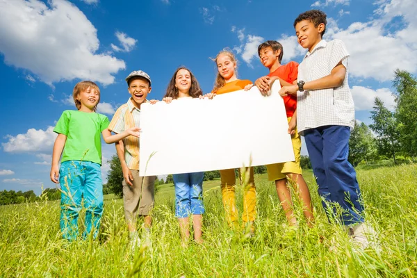 Niños sosteniendo papel de forma rectangular — Foto de Stock