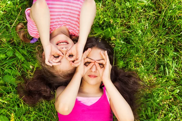 Two girls with hands round shape — Stock Photo, Image
