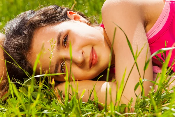 Beautiful girl on green grass — Stock Photo, Image