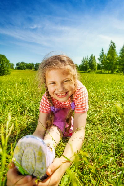 Sorrindo menina fazendo perna-split — Fotografia de Stock