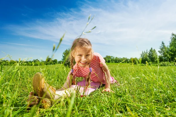 Sorrindo menina fazendo perna-split — Fotografia de Stock