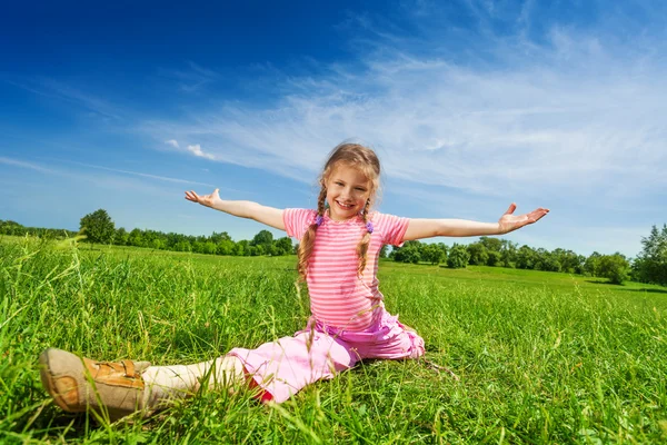 Sorrindo menina fazendo perna-split — Fotografia de Stock