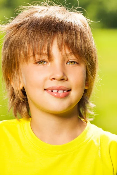 Kid i gul t-shirt — Stockfoto