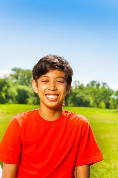 Brunet garçon souriant en T-shirt rouge — Photo