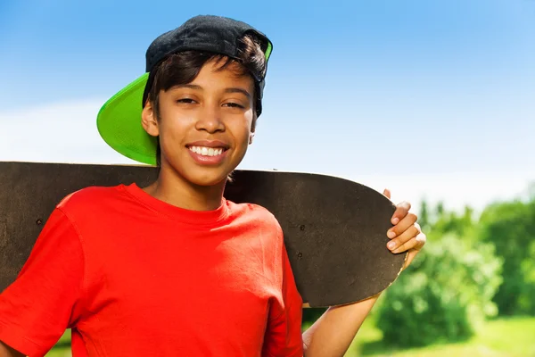 Крутий хлопчик зі скейтбордом — стокове фото