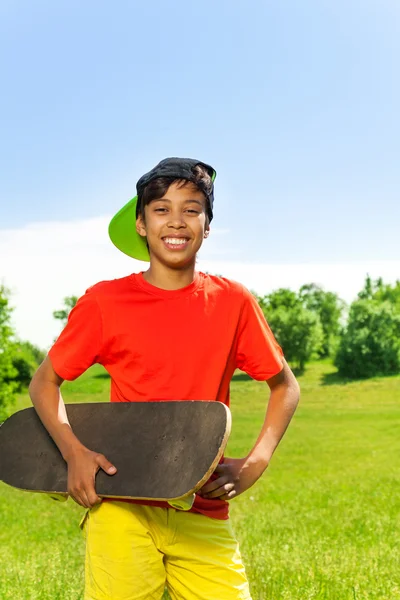 Joyeux garçon avec skateboard — Photo