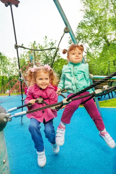 Zwei lustige Mädchen zusammen in der Startaufstellung — Stockfoto