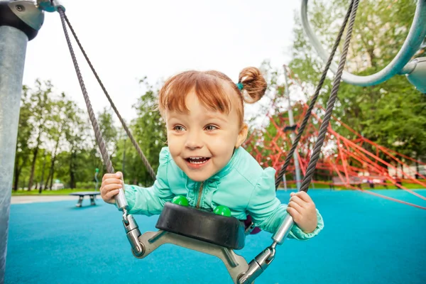 Aufgeregtes Mädchen auf Schaukel — Stockfoto