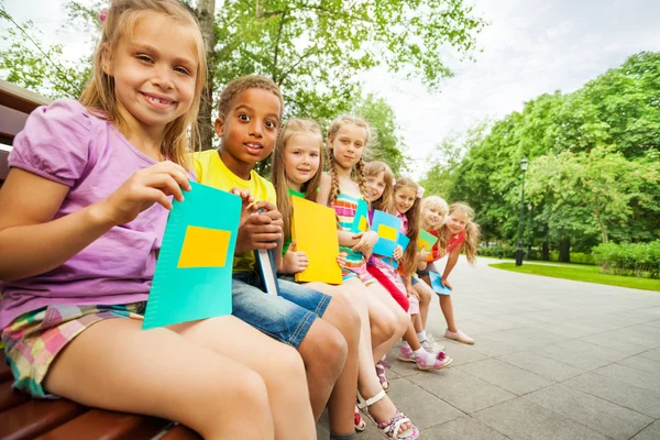 Niños divertidos se sientan con libros —  Fotos de Stock