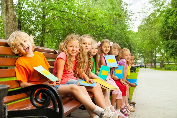 Niños con cuadernos azules — Foto de Stock