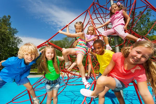 Beaucoup d'enfants se tiennent sur des cordes rouges — Photo