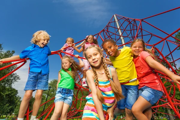 Many kids stand on red ropes — Stock Photo, Image