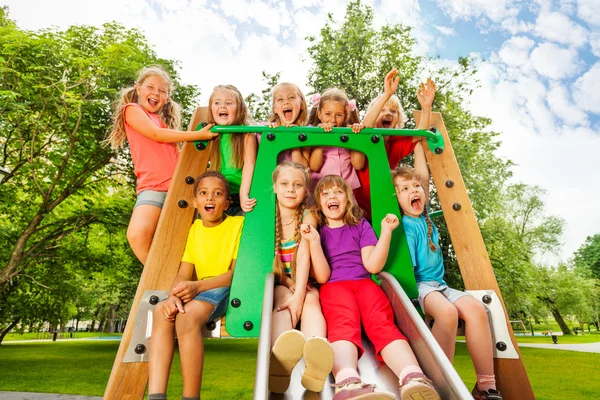 Grappige kinderen op de speelplaats — Stockfoto