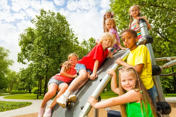 Gruppo di bambini sulla costruzione del parco giochi insieme — Foto Stock