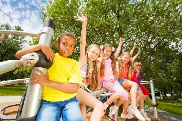 Kinder sitzen auf Rundstange — Stockfoto