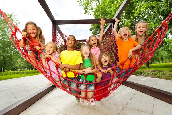 Niños felices con cuerdas de red —  Fotos de Stock