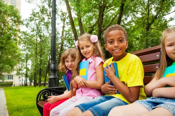 Bambini seduti insieme sulla panchina — Foto Stock