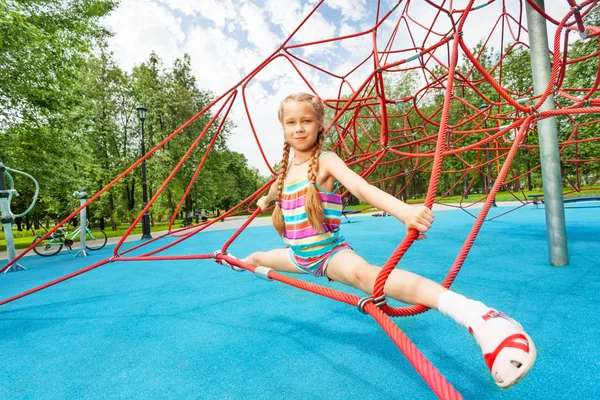Actieve meisje op rode touwen — Stockfoto