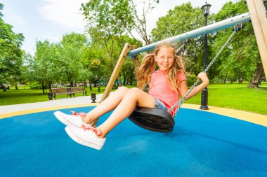 Kız holding zincirleri salıncaklar