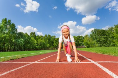 gülümseyen kız koşmaya hazır