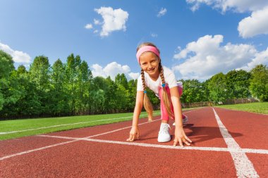 gülümseyen kız koşmaya hazır