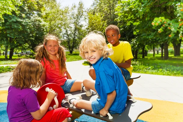 Niños sentados en el carrusel del parque infantil — Foto de Stock