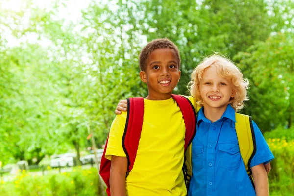 Två pojkar bär skolväskor — Stockfoto