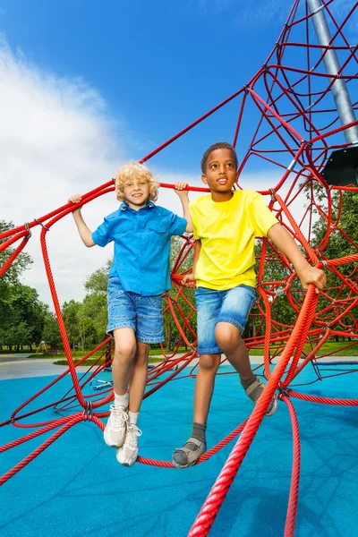 Dua anak laki-laki pada tali merah — Stok Foto