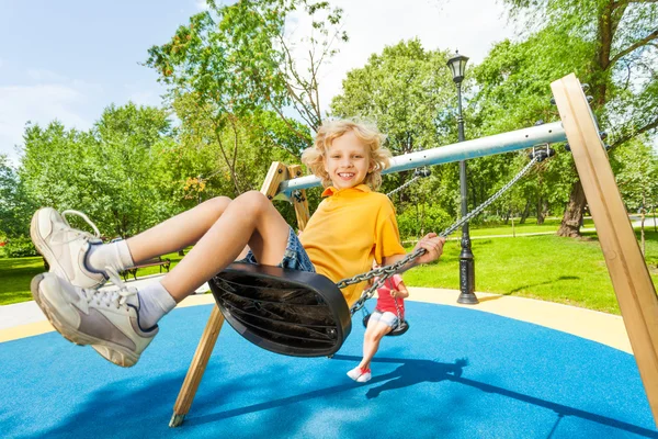 Kids swing in opposite directions — Stock Photo, Image
