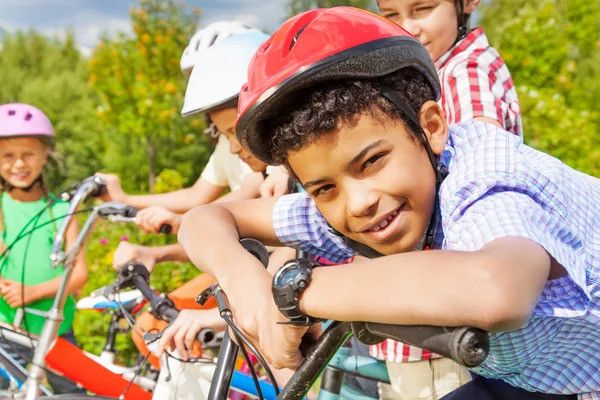 Lachende jongen houdt fiets — Stockfoto