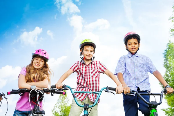 Tres niños listos para montar — Foto de Stock