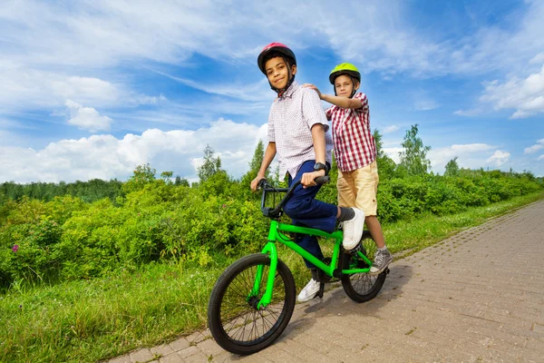 Twee jongens fiets rijden — Stockfoto