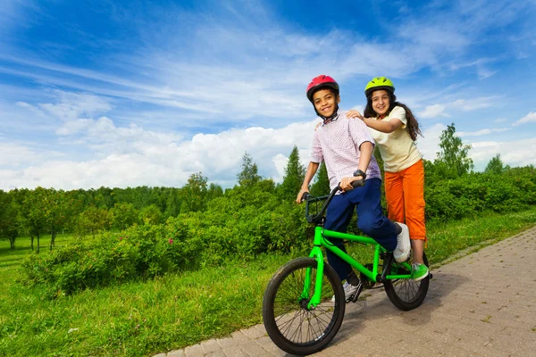 Мальчик и девочка на велосипеде — стоковое фото