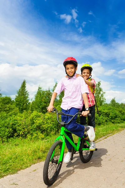 Dois meninos felizes andar de bicicleta — Fotografia de Stock